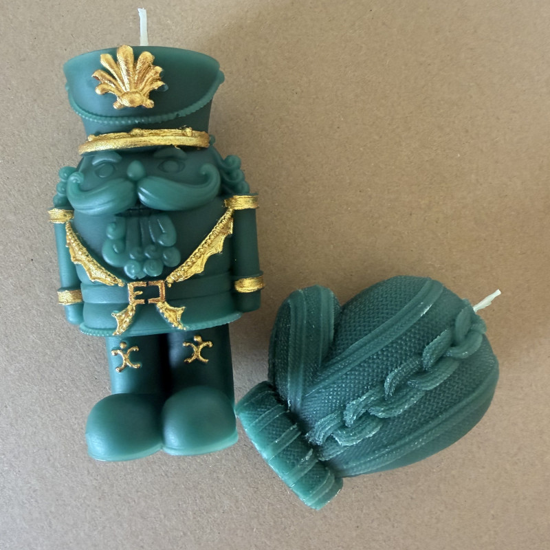 Majestic Emerald Nutcracker Candle – Luxury Holiday Decor